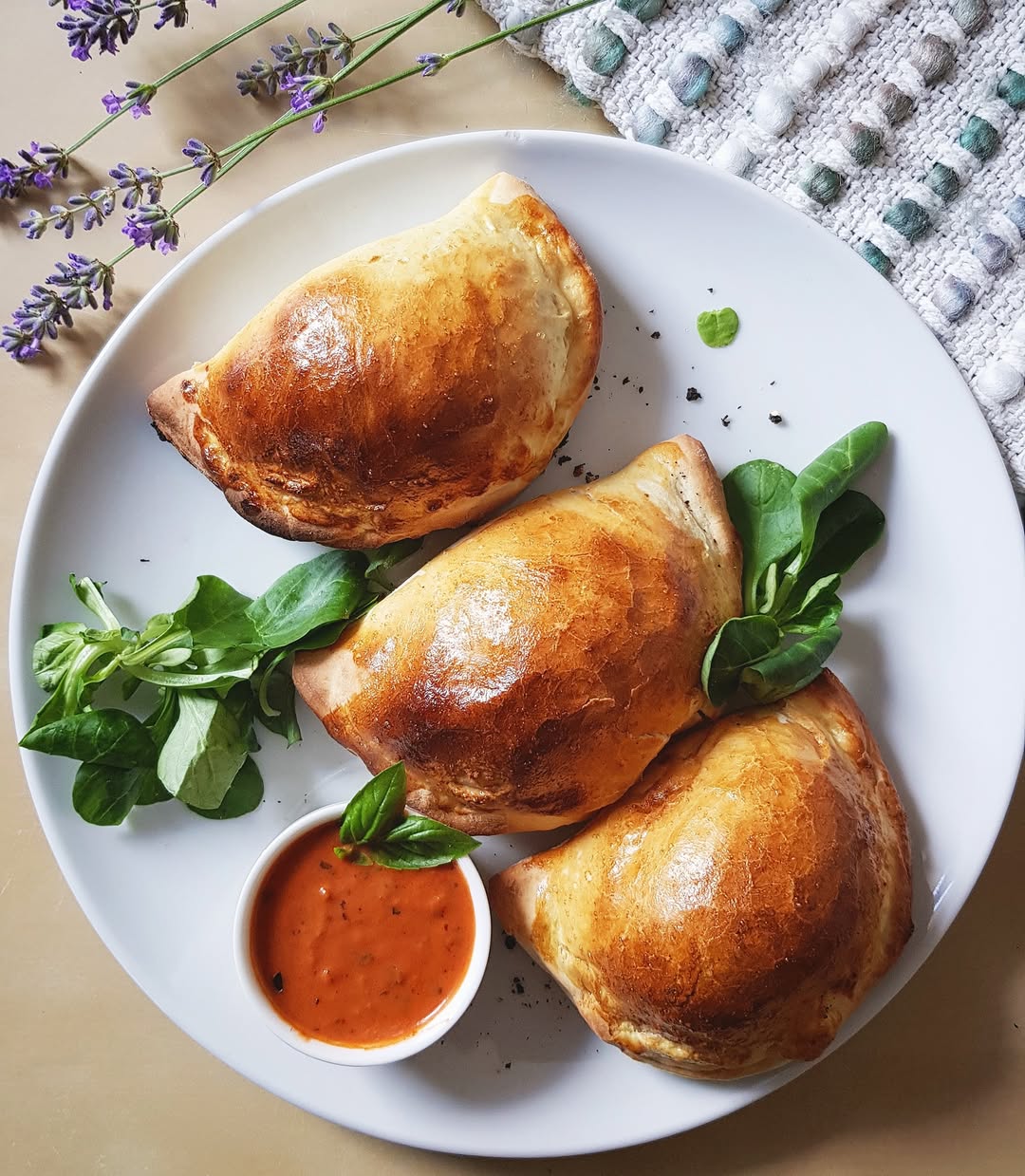 Złote pierogi pieczone podane z sałatą