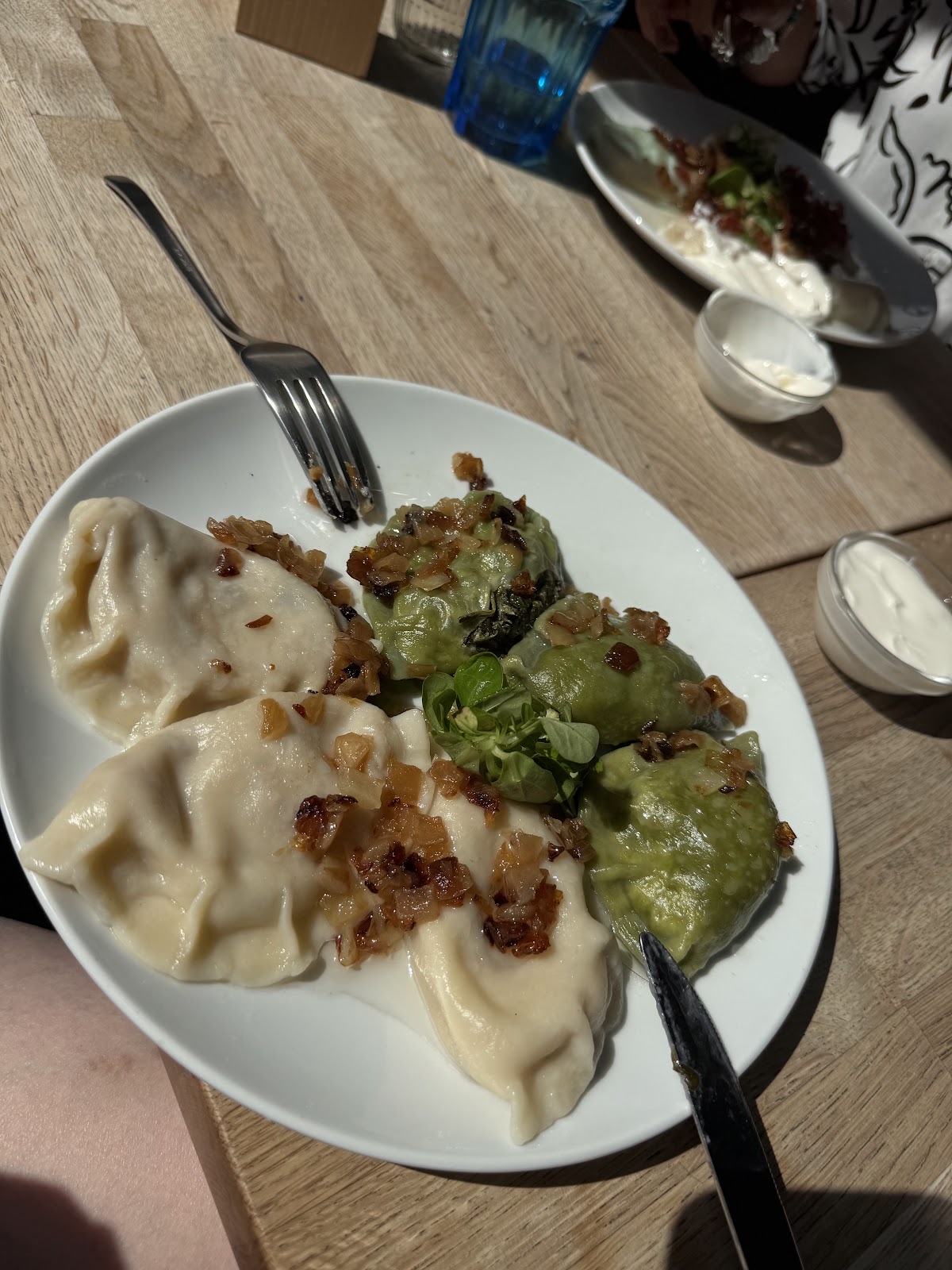 Tradycyjne pierogi z wody z okrasą