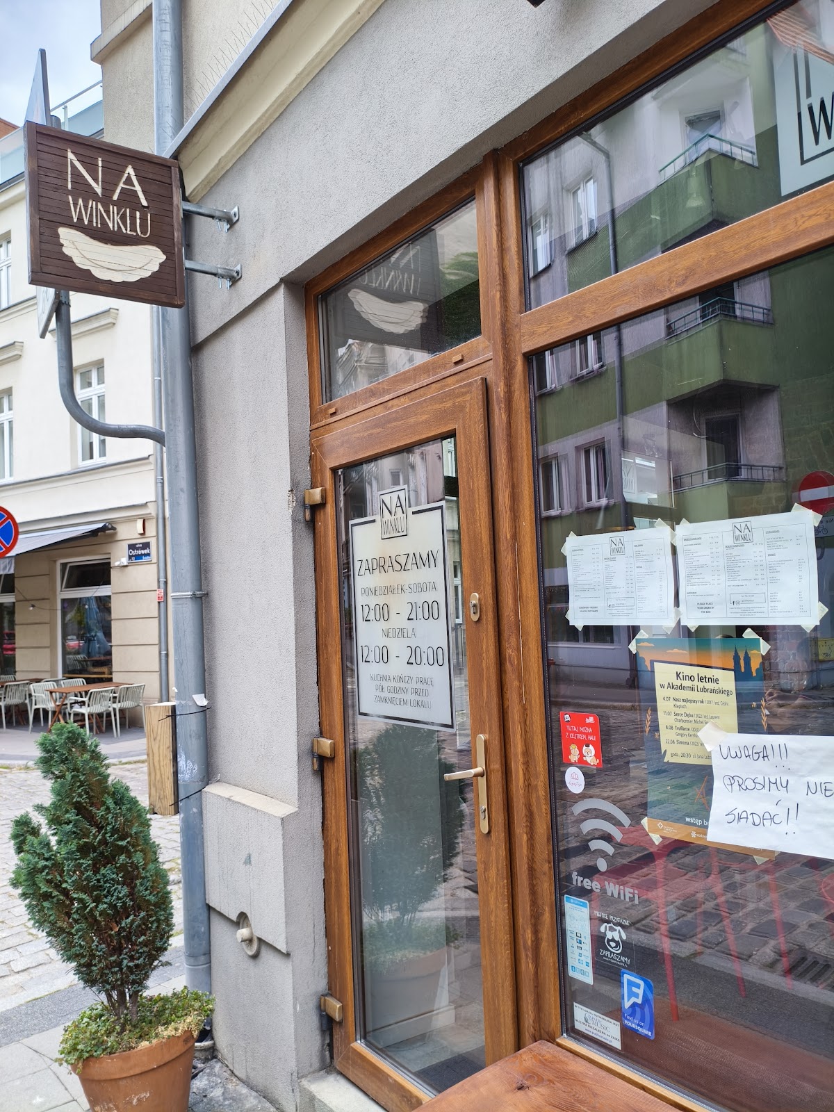 Szyld Na Winklu nad wejściem na Śródce