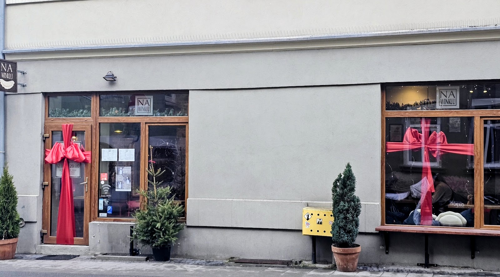 Wejście do restauracji Na Winklu przy ulicy Śródka 1