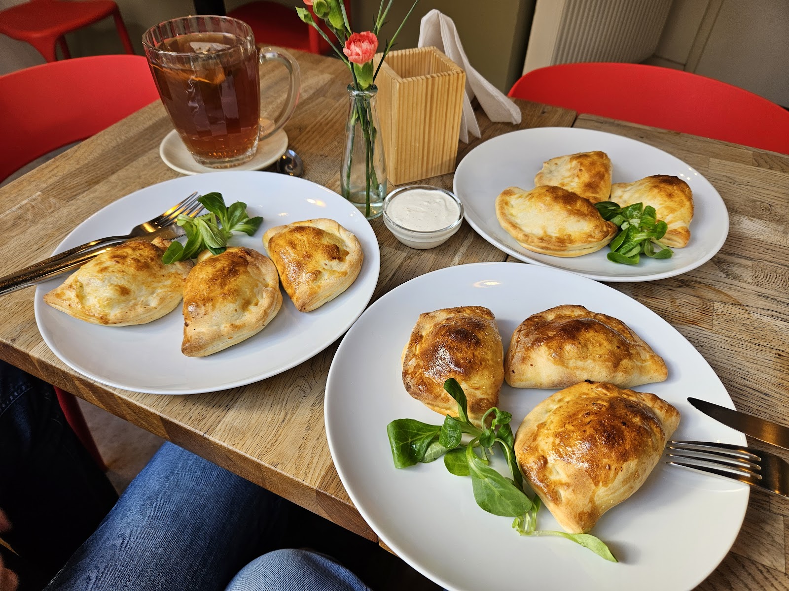 Kilka talerzy pieczonych pierogów na wspólnym stole
