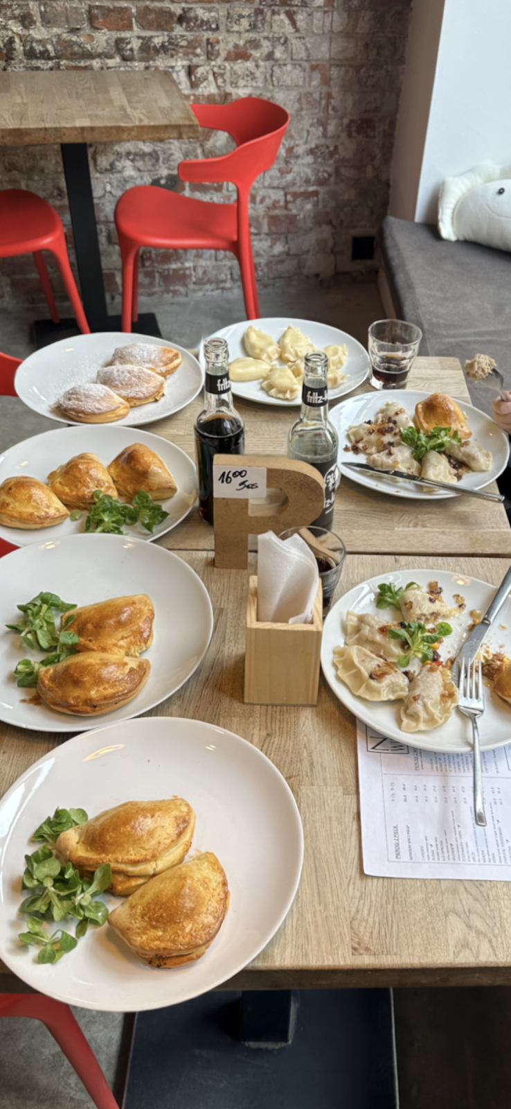 Stół zastawiony różnymi pierogami w Na Winklu